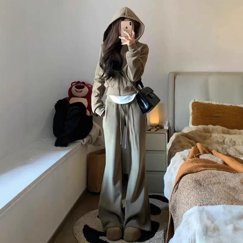 

Women s Spring Petite Sportswear Set: Hooded Sweatshirt & Wide-Leg Pants Large зелений