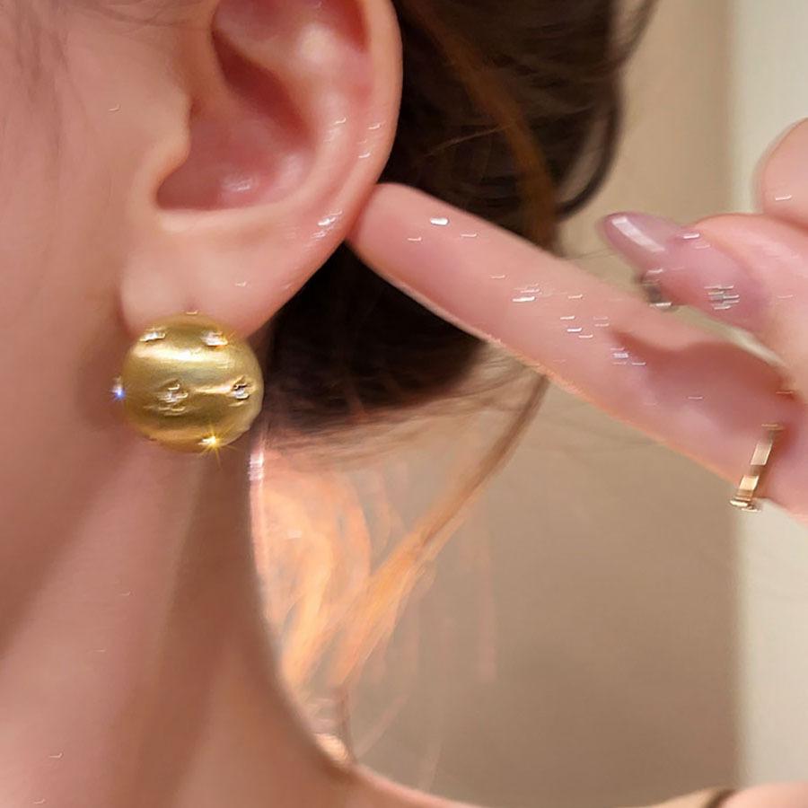 18k Zirkon gebürstete runde Ohrringe übertriebene leichte Luxusstecker modische vielseitige Ohrringe