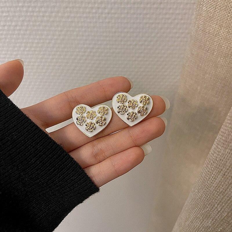 Basic Minimalist Modish Stylish Red Black White Heart Gold Tone Color Flower Metallic Stud Earrings New Arrival Korean Earings JewelrySimple Stud