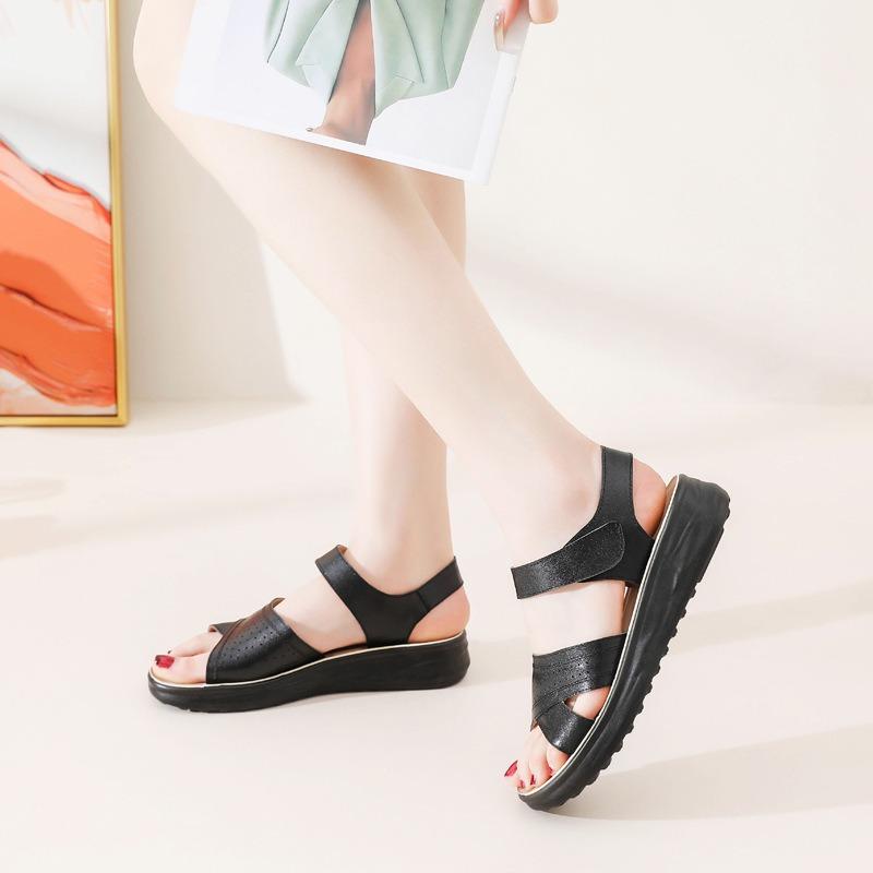~~ Women's shoes mother sandals summer new leather non-slip comfortable soft sole medium and old sandals women