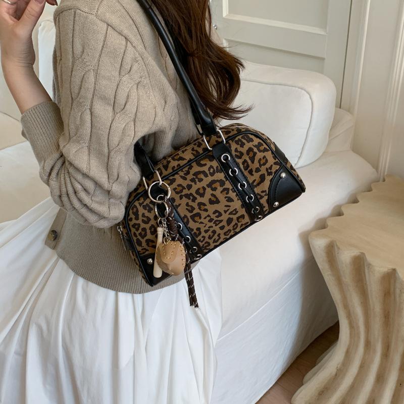 

Suede Handheld Underarm Bag Women s New Commuter Versatile Shoulder Underarm Bag Women s Handheld Boston Bag single product