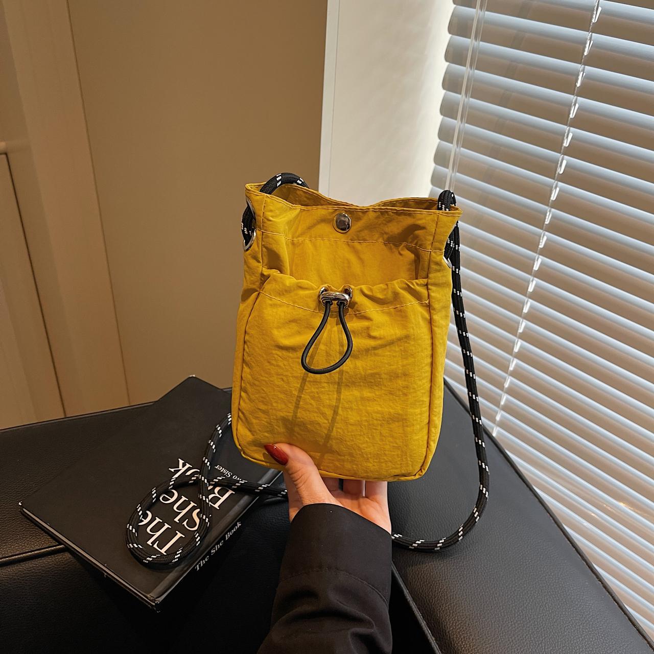 

Новая - стильная ультра - легкая летняя сумка для телефона, в японско - корейском инс - стиле, простая маленькая сумка через плечо, повседневная ан 12 inches жёлтый