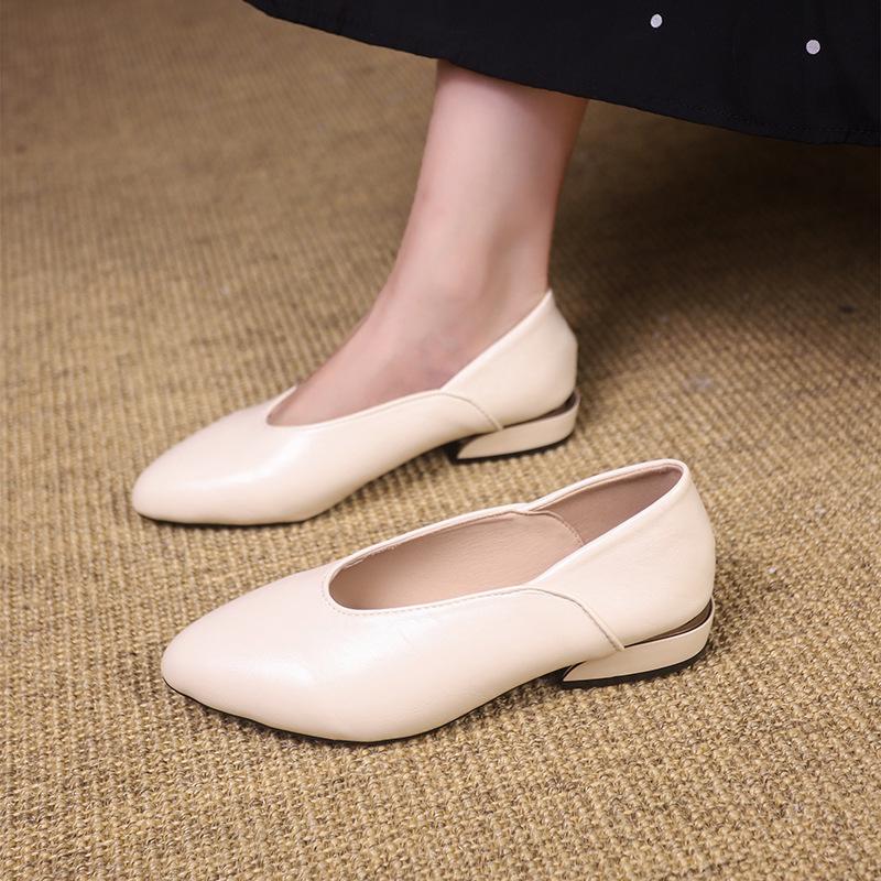 2025 autumn new flat bottom soft surface low heel comfortable grandma shoes Korean version versatile light mouth retro simple two wear beans