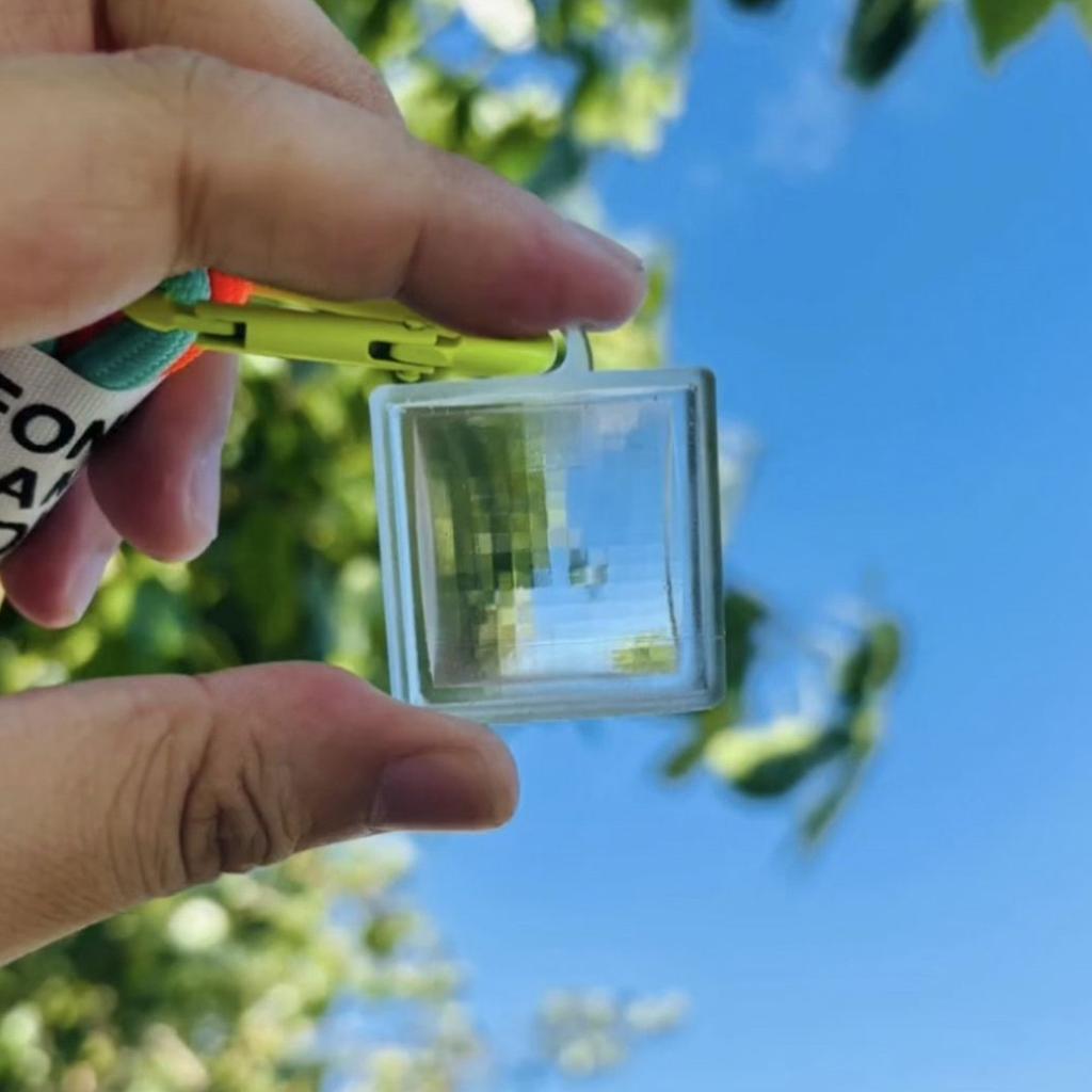 Kreativer Pixelmosaik-Schlüsselanhänger mit transparentem Fensterdesign für ein einzigartiges visuelles Erlebnis und reiseinspirierte Dekoration
