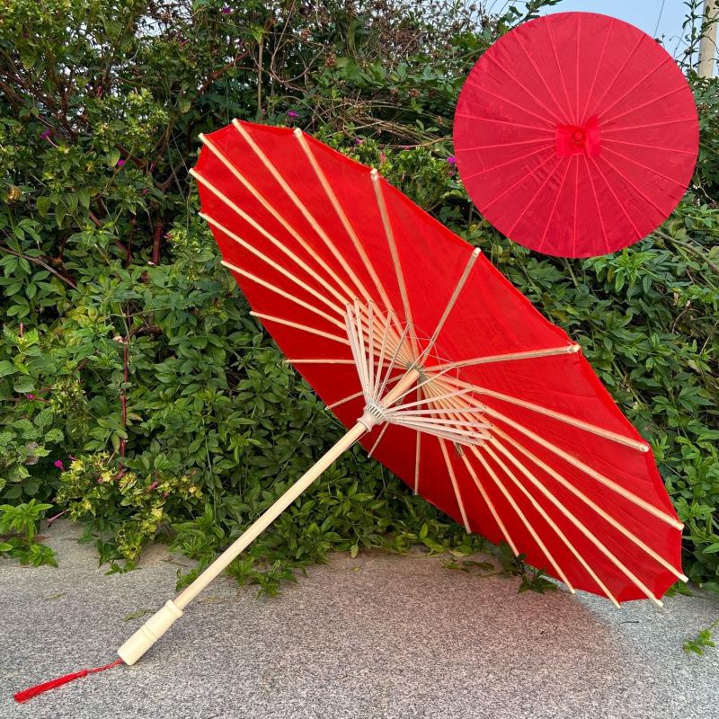 

Красный зонт из промасленной бумаги в древнем стиле: Солнцезащитный крем и реквизит для танцевального выступления, идеально подходит для свадеб, показа чонгсамов и особых случаев. 82CM Upgraded Wooden Handle