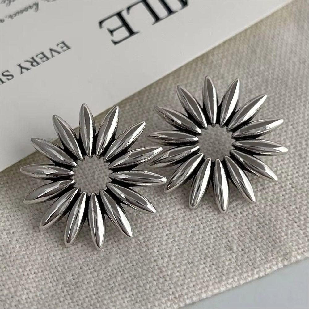 Summer Accessories Exaggerated Sunflower Earring Non-Fading Elegant Floral Stud Earrings Hypoallergenic Retro Earrings for Women