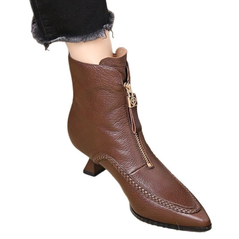 Short Boots for Women, Fashionable Shoes for Autumn and Winter Seasons.