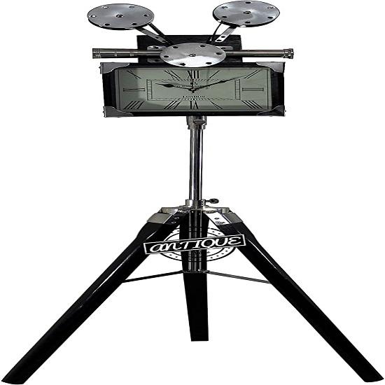 Деревянные часы с фотокамерой Часы-проектор на деревянной треноге в углу гостиной