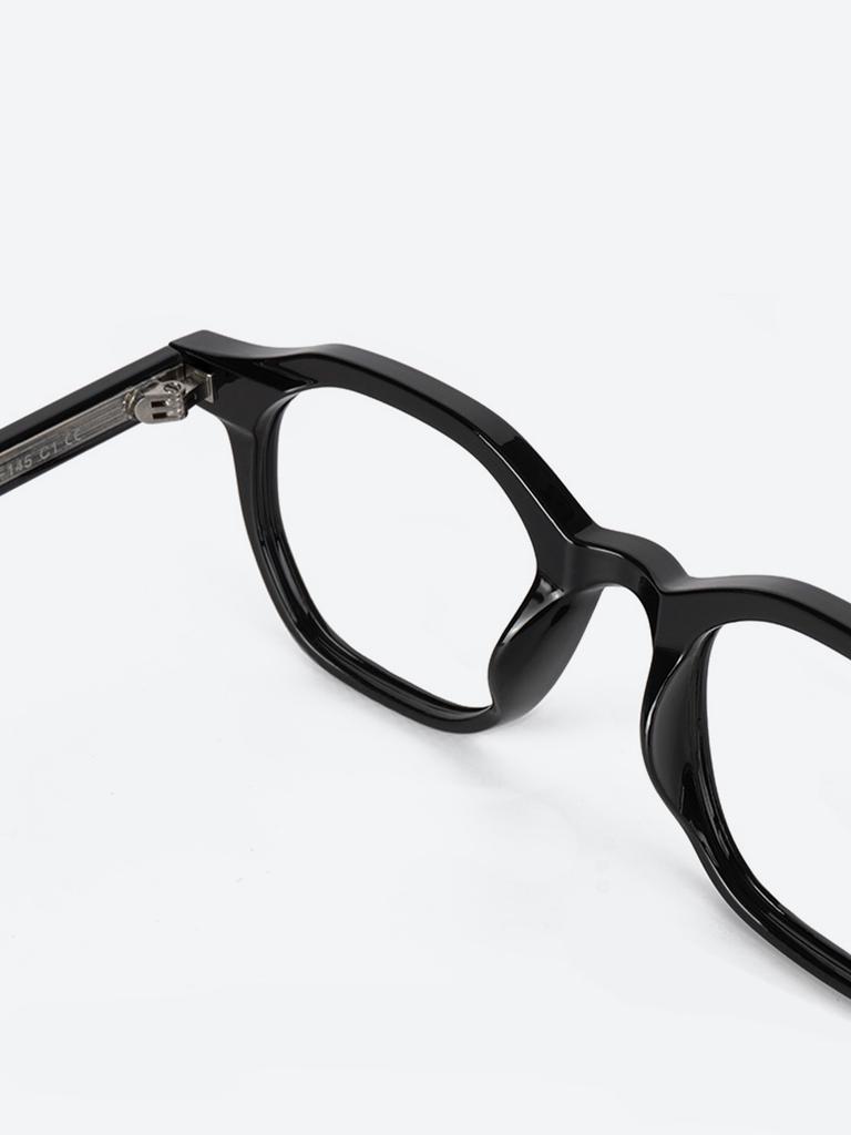 Laseuteljia Tanya Black