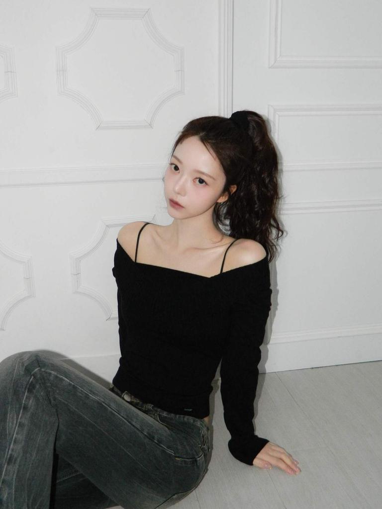 Aissie Dual Silhouette Slim Knit (Black)