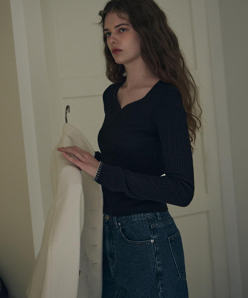 Deuloupisumeon Heart Neck Ribbed Slim Knit Top [Brown]
