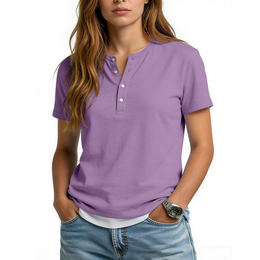 Dámské ležérní jednobarevné tričko s krátkým rukávem a výstřihem do V s ozdobnými knoflíky.
