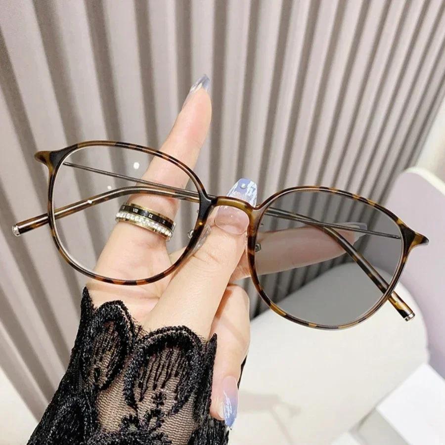 Round Frame Ultra Light TR90 Reading Glasses Outdoor Color Changing Presbyopia Eyeglasses for Women Photochromic Glasses To +4.0