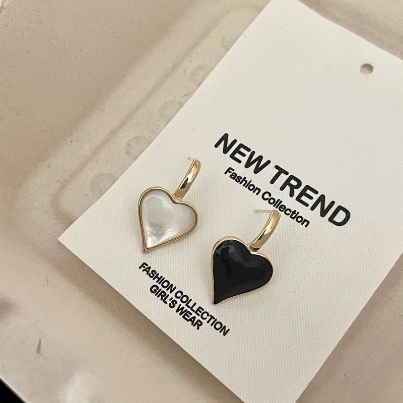 

Fashion Personality Ear Jewelry Niche Temperament Black and White Double-sided Love Peach Heart Versatile Earrings Light Luxury High-end Ear Buckles