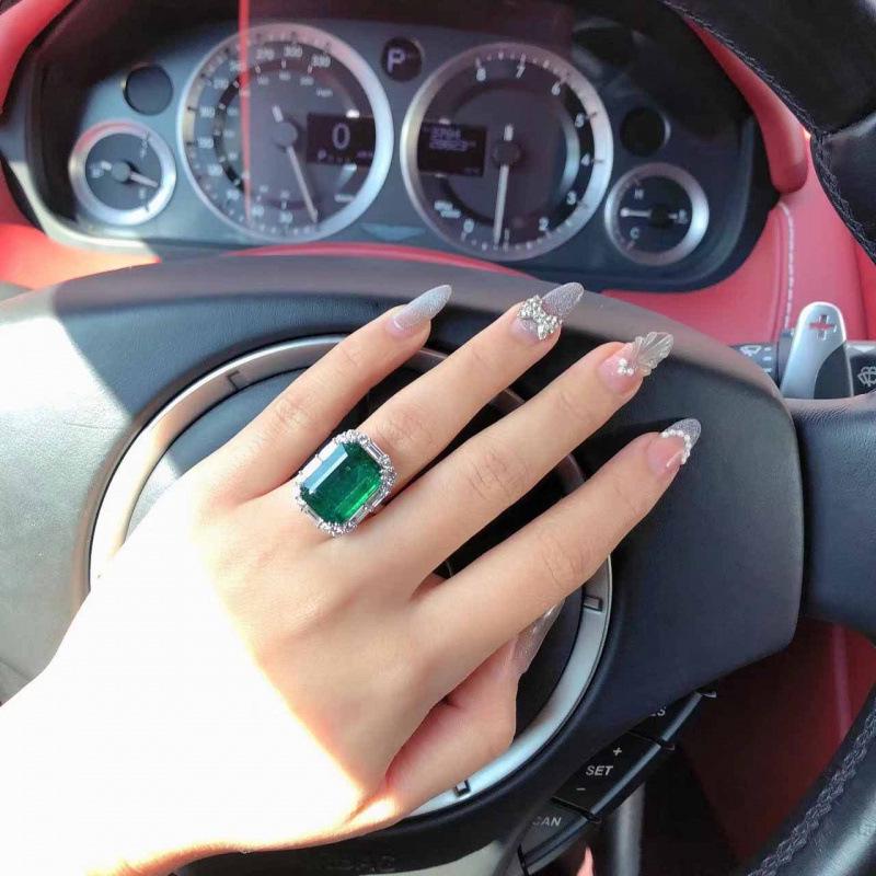 Elegant European Emerald Adjustable Ring for Women: Luxurious, Exquisite, High-End Style Adjustable