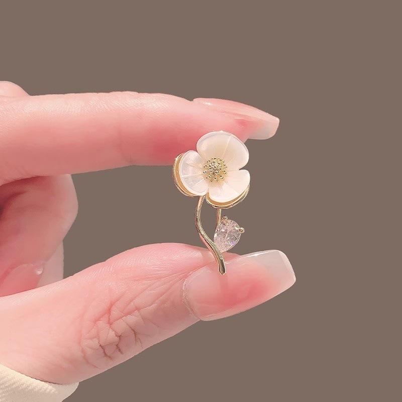 The Shell Camellia Is Simple, Small and Exquisite. It Is A Court Cheongsam Accessory, Brooch, Brooch Pin and Anti-exposure Clasp