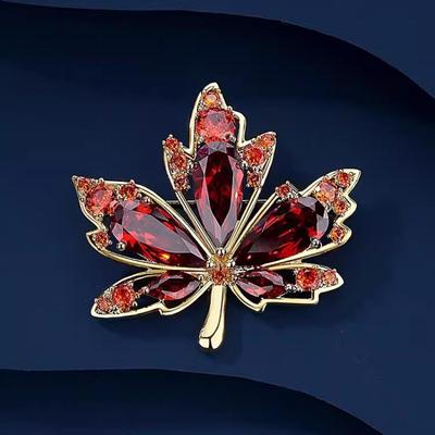 Roter Ahorn Brosche, Hochwertige Damen Exquisite Kristall Ahornblatt Brosche, Nische Design Sinn Brosche