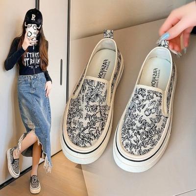 Bestickte Plateau-Canvas-Schuhe ein Pedal neue faule Sommer-Damenschuhe atmungsaktive lässige Board-Schuhe