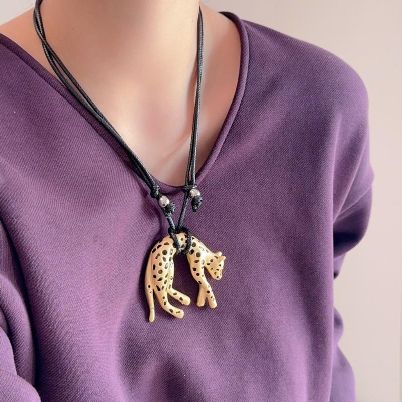 Leopardenförmige Anhängerkette mit galvanisierter Oberfläche, entworfen für elegante und stilvolle Outfits