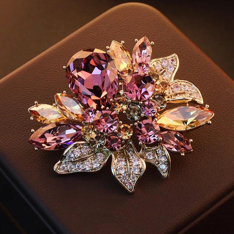 Hochwertige Exquisite Damen-Brosche mit einem Strauß aus roten und lila Blumen, Leichter Luxus und Eleganz