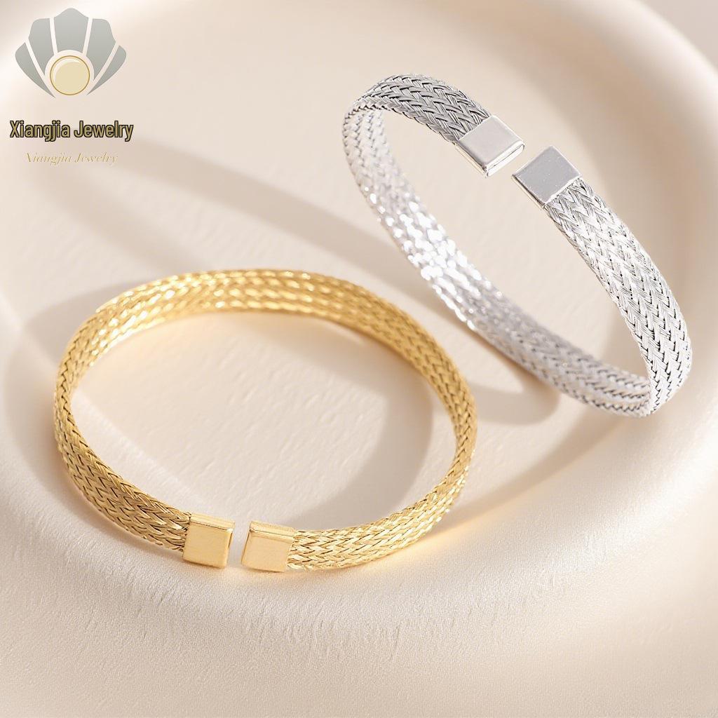 Bracciale Aperto in Acciaio Titanio High-End Europeo-Americano: Bracciale Intrecciato Semplice e alla Moda, Placcato Oro, Lusso Leggero