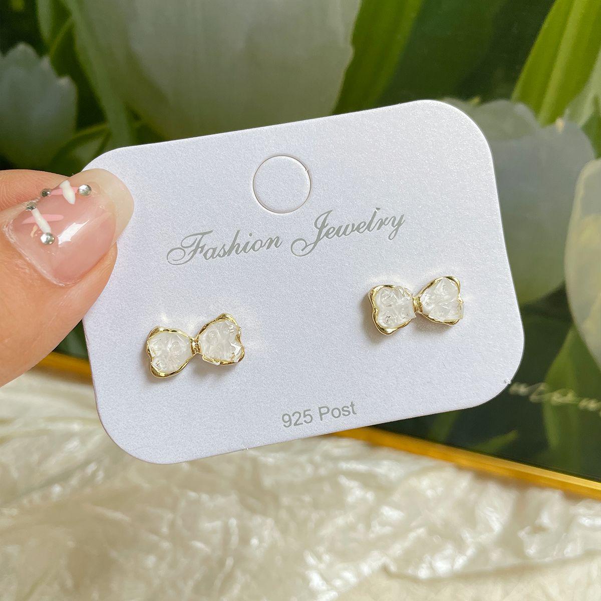 

Exquisite Pearl Butterfly Earrings with Silver Needle – Gradient Light Luxury Design for Women