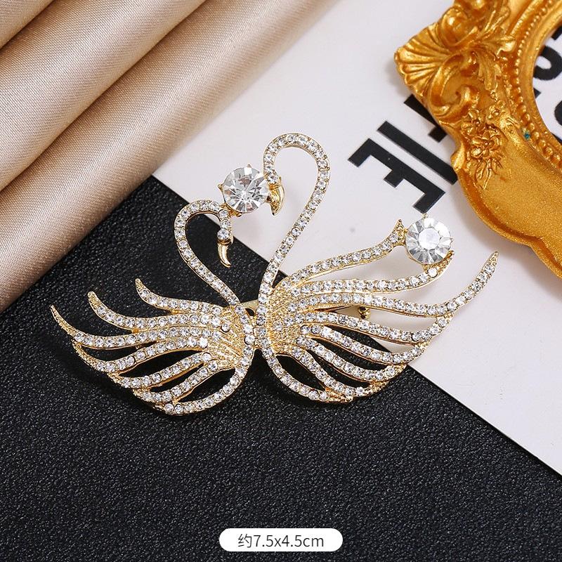 Europäische und koreanische Luxus-Persönlichkeit Flash Diamant Fransen Brosche Temperament vielseitig Perlen Corsage Reihe Diamant Anstecknadel Anzug Strickjacke Accessoires