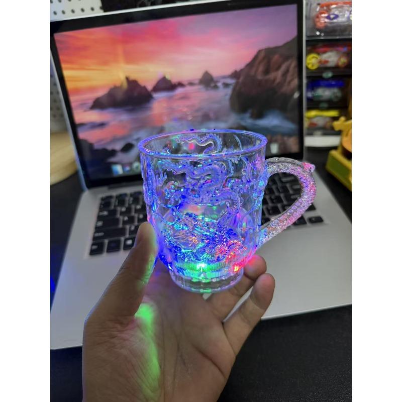 Leuchtende Geburtstag Geschenk Tasse, die sich bei Nässe verfärbt - Bierkrug, der leuchtet und die Farbe wechselt, wenn Wasser hineingegossen wird - Leuchtender Wasserbecher
