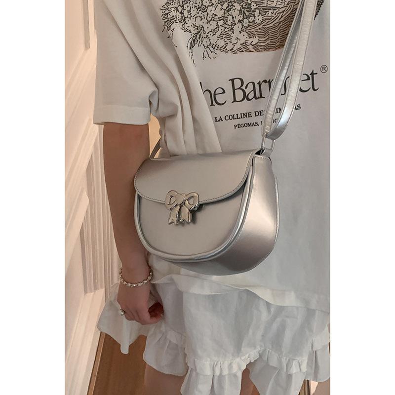 

Niche fashion bag messenger girl 2025 spring new simple saddle bag versatile shoulder bag one piece delivery серебряный