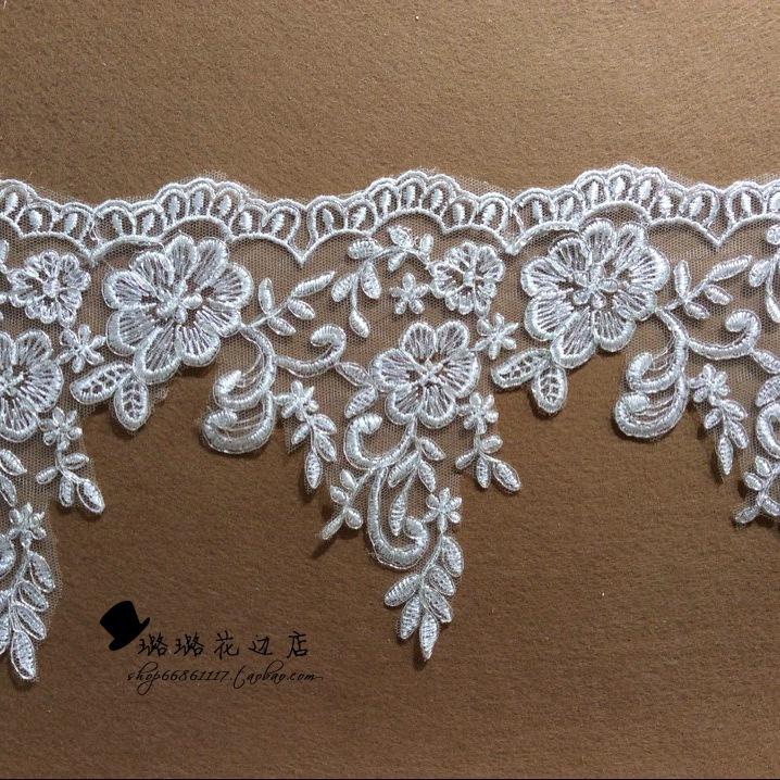 

Роскошная серебряная нить Автомобильная кость Бежевое кружево Кружевные аксессуары, Свадебная фата Материал для DIY Аппликация Ткань, Ширина 17 см This white + silver bone, 0.91 meters per yard.