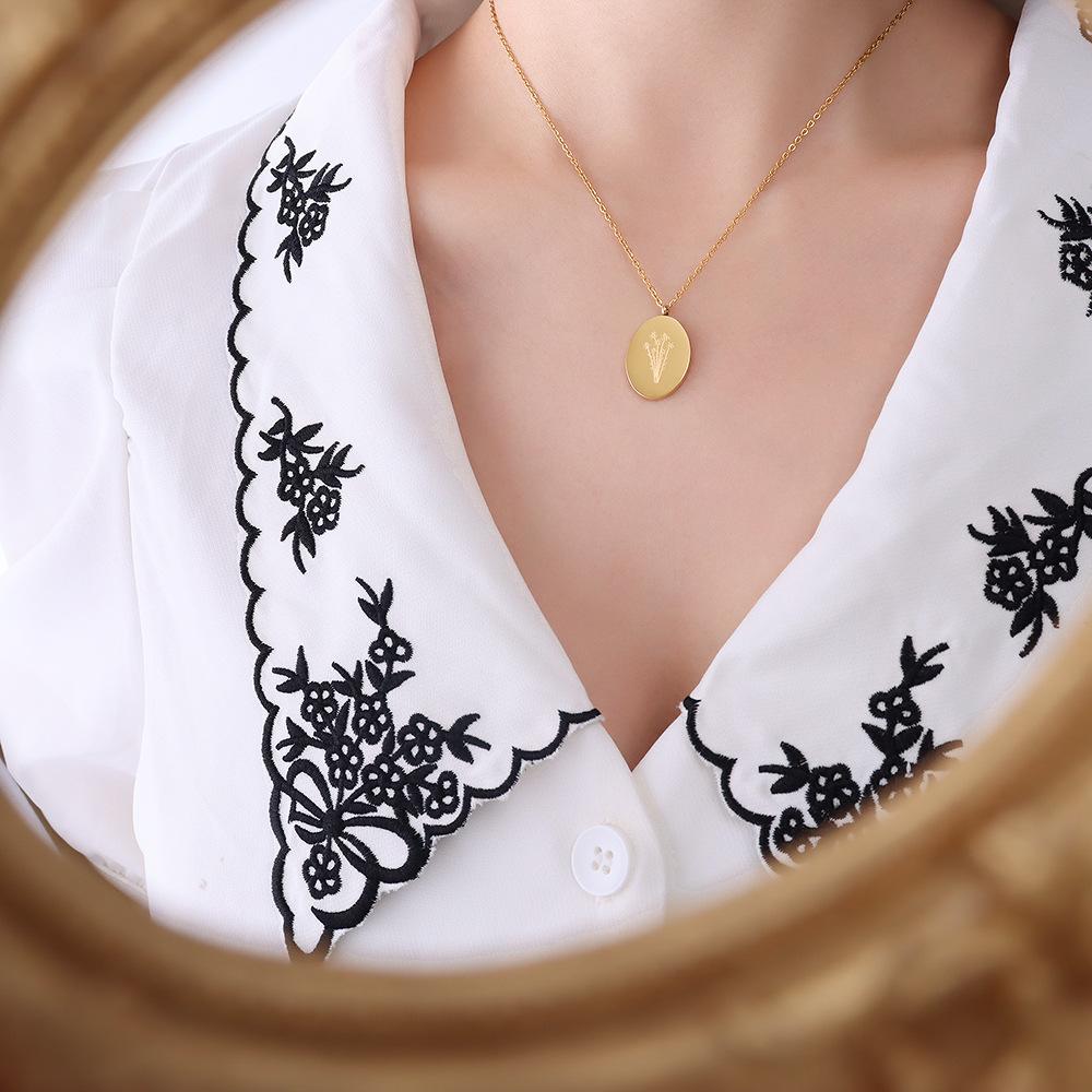 Style Engraved Flower Pendant Titanium Steel Necklace, Retro Fashion Women'S Gold-Plated Non-Fading Necklace Jewelry