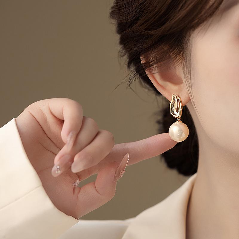 Silver Needle French Retro Pearl Pendant Earrings: Simple, Fashionable Studs with a Light Luxury Feel for Women