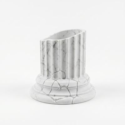 Un pot à fleurs design blanc en forme de colonne grecque pour plantes