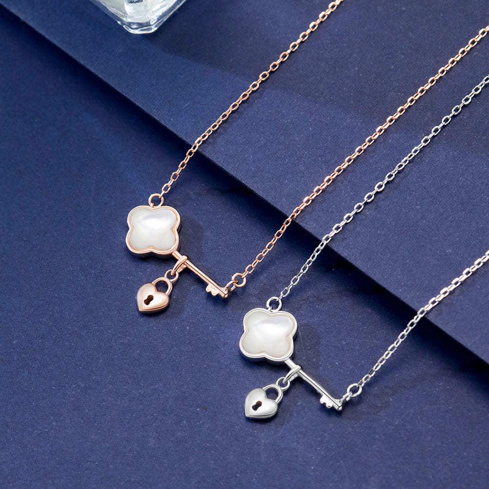 925 Sterling Silver Four-Leaf Clover Key Lock Necklace, Personalized Design, Brightens Skin Tone, Slimming Clavicle Chain, Fashionable for Women