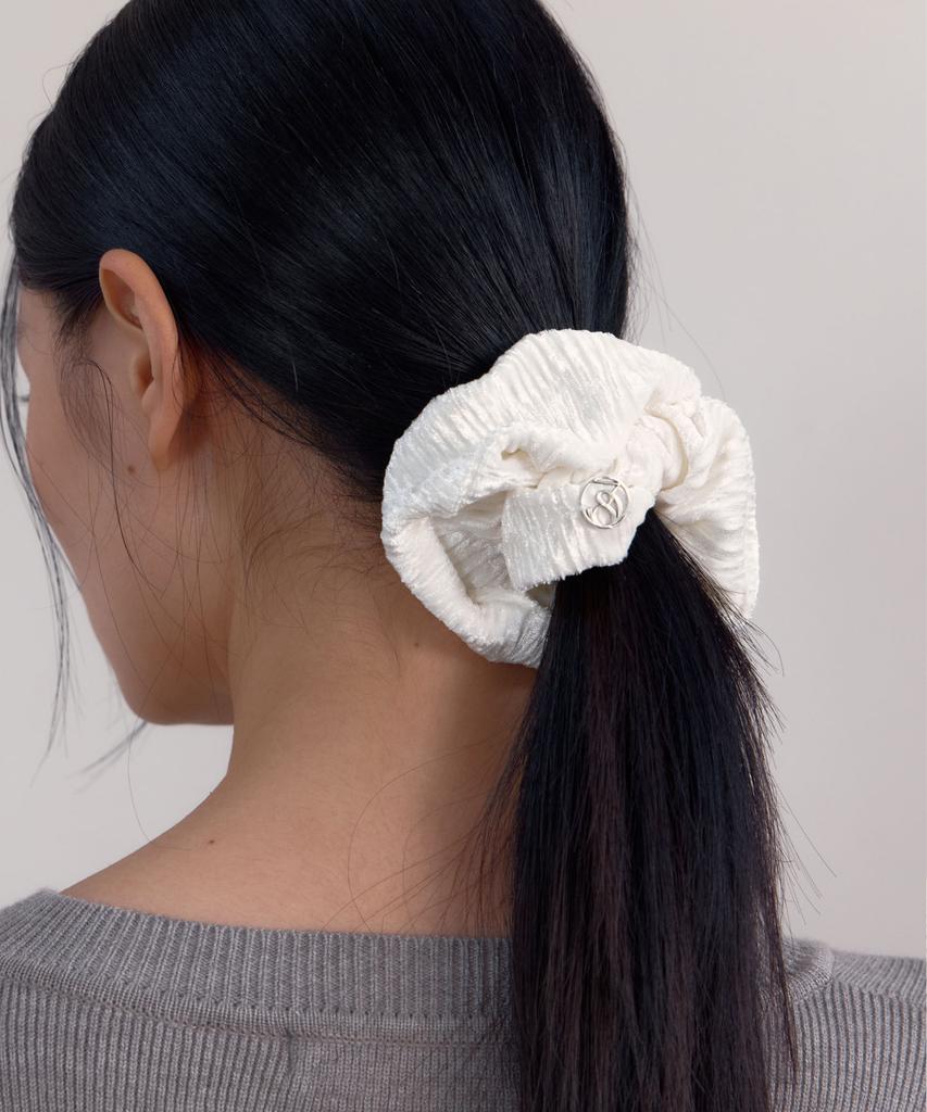 38Comeoncommon Wrinkle Velvet Scrunchie (White)