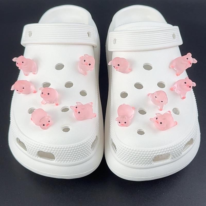 

12 шт. Модный набор ночных светящихся шармов для обуви Аксессуары Пряжка для обуви с отверстиями Милая мультяшная свинья DIY 3D Украшения для обуви Детская вечеринка Подарок для девочек
