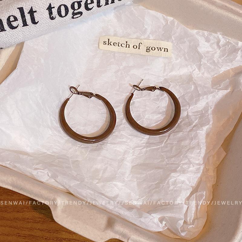 

Hong Kong Style Maillard Pigment Ring Ear Buckle Women s Light Luxury Premium Sense Square Round Face Small and White Versatile Earrings Ear Jewelry