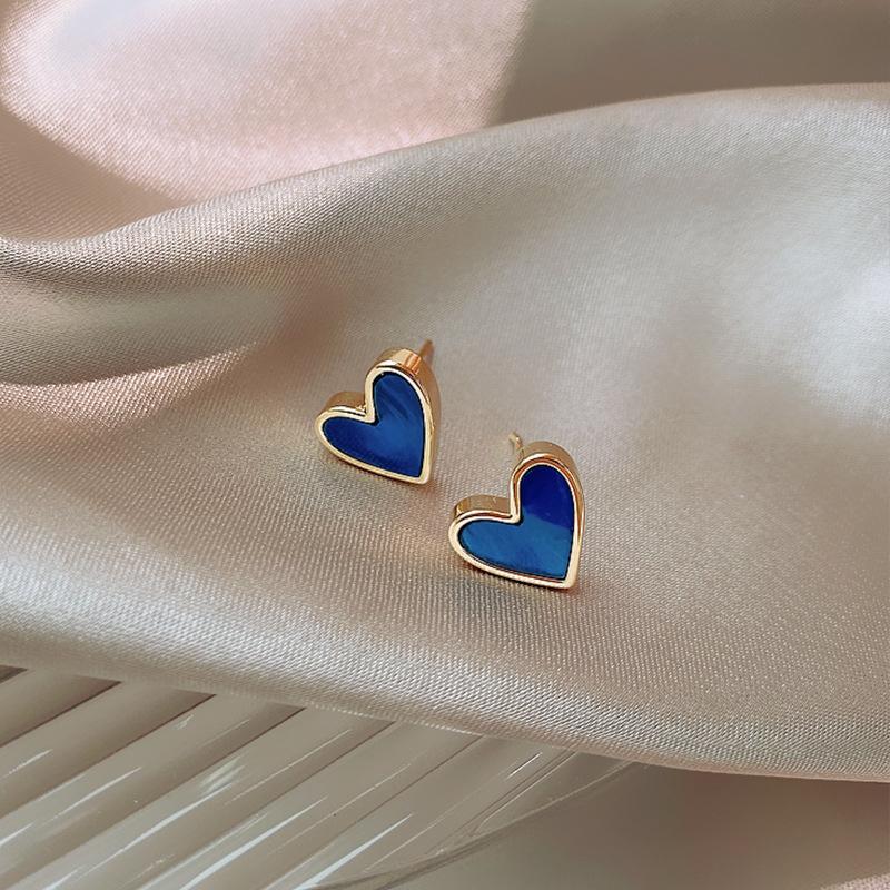 Vintage Heart Shaped Blue White Love Stud Earrings Female Temperament Niche Earrings Ins Retro Little Peach Heart Ear Jewelry