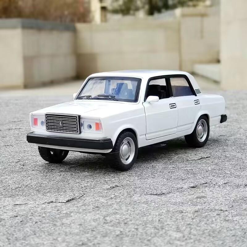 1/32 LADA NIVA Classic Car Alloy Car Model Diecast Metal Toy Car Vehicles Model Simulation Sound Light Collection Childrens Gift