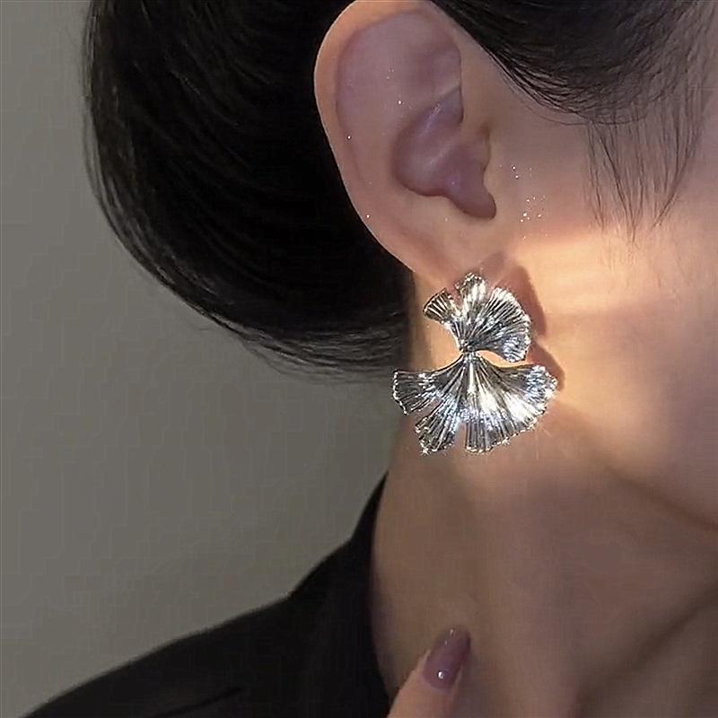 High-end Photo-sensitive Surface Ginkgo Leaf Earrings - Elegant and Versatile, Perfect for Any Occasion.