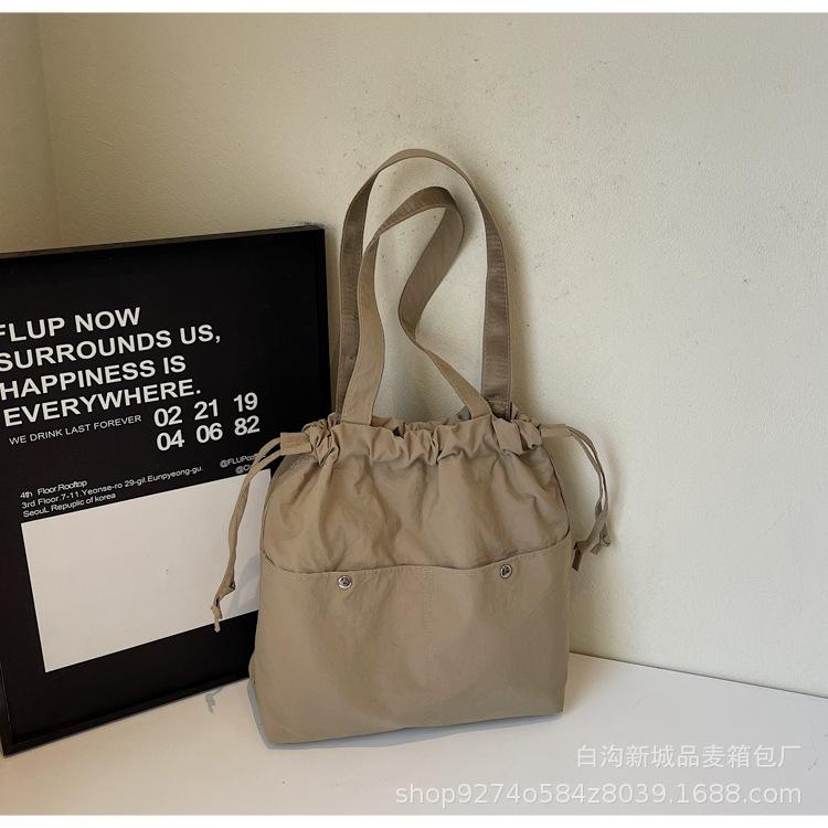 

2025 fashion trend new niche canvas bag light large capacity travel bag casual shoulder commuter tote bag хакі