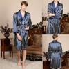Männer Seide langärmeligen Bademantel Plus Größe 5XL Kimono Hause Bad Kleid Männlich Gedruckt Geometrische Roben V-ausschnitt Satin Nachtwäsche nachthemd