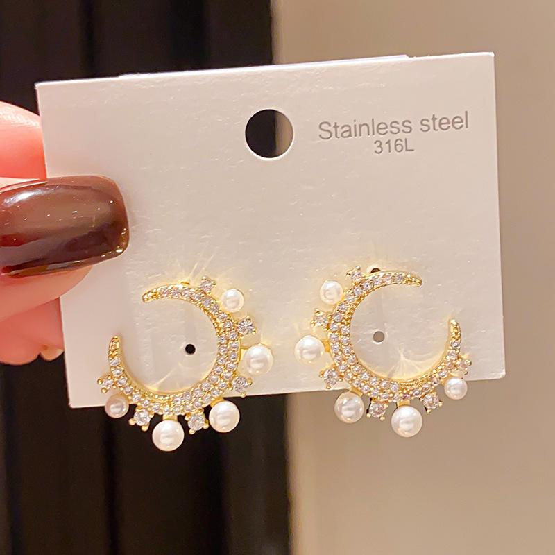 Elegant Gold-Plated Geometric Pearl Stud Earrings - Zircon Silver, Luxurious & Versatile Ear Jewelry for Women