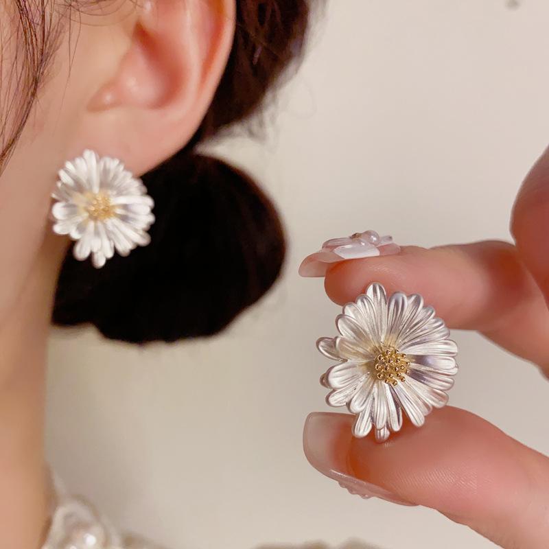 Fashionable, Sweet and Versatile Metal Daisy Earrings, Niche and Simple Design Earrings for Women