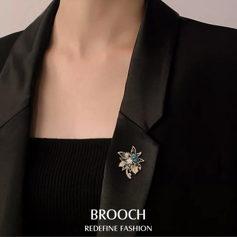 Womens Magnetic Brooch Elegant Alloy Lapel Pin Anti-Exposure Clip Coat Dress Fashionable Small Design