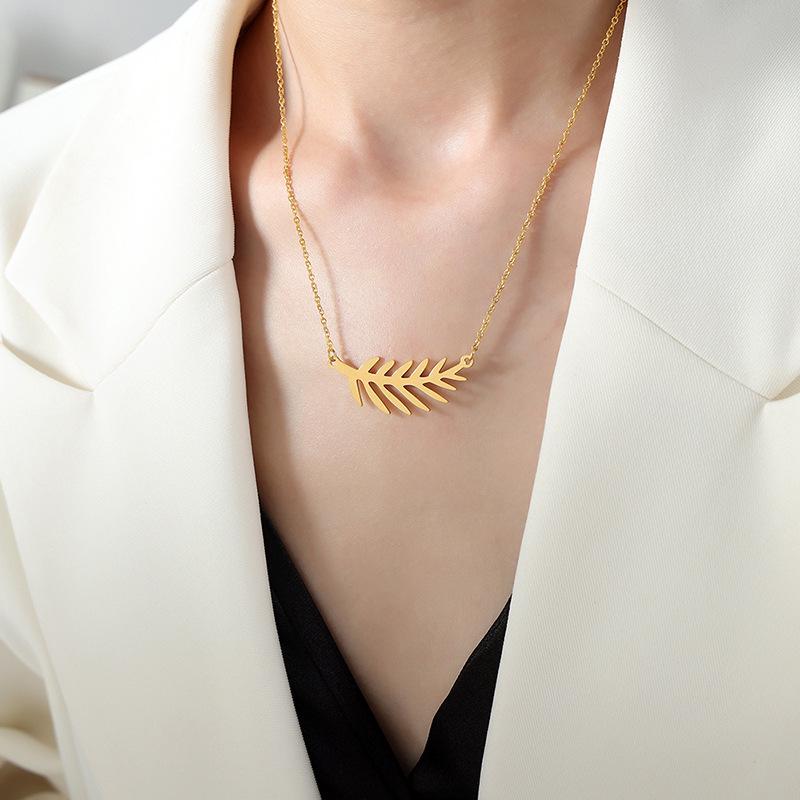 Baroque Leaf Pendant Necklace in 18K Gold Titanium Steel - Elegant & Versatile Sweet Girl Clavicle Chain Jewelry