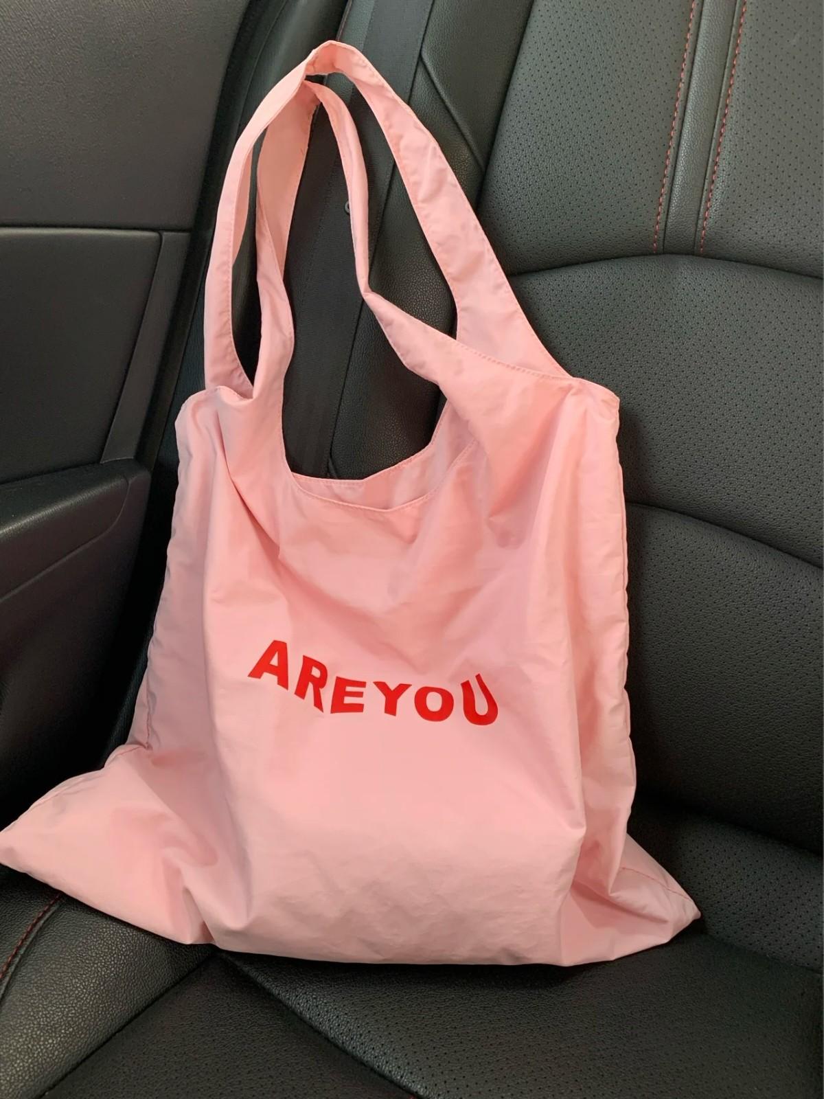 

Korean casual alphabet canvas bag women s 2025 new large-capacity shoulder tote bag commuter underarm shopping bag розовый