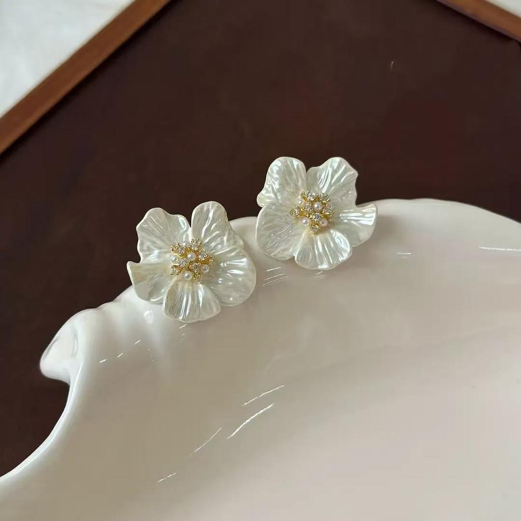 French gentle zircon flower light luxury and fashionable style earrings, Zinc Alloy needle, elegant and high-end for women