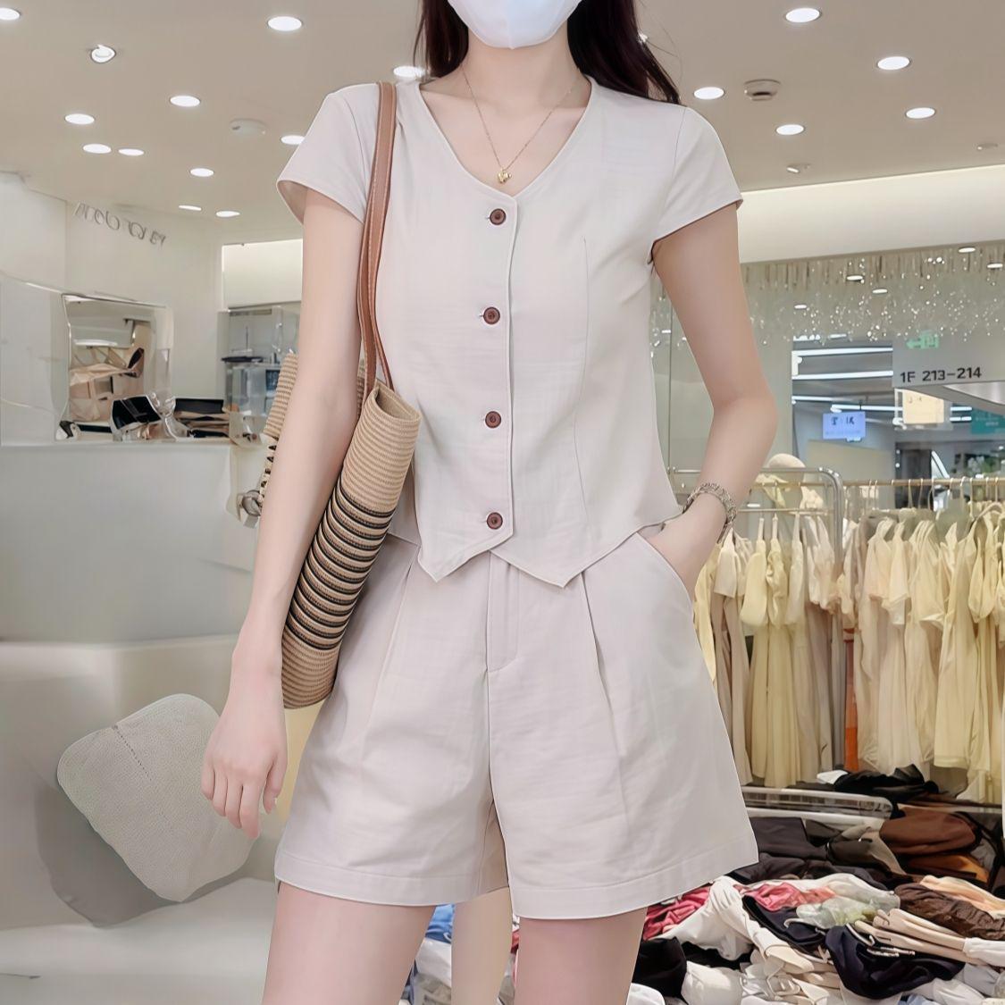 

Women s Slim-Fit V-Neck Two-Piece Set: Elegant and Simple Summer 2026 Style with Short-Sleeved Top and Casual Shorts. M [Recommended for 80-100 jin]
