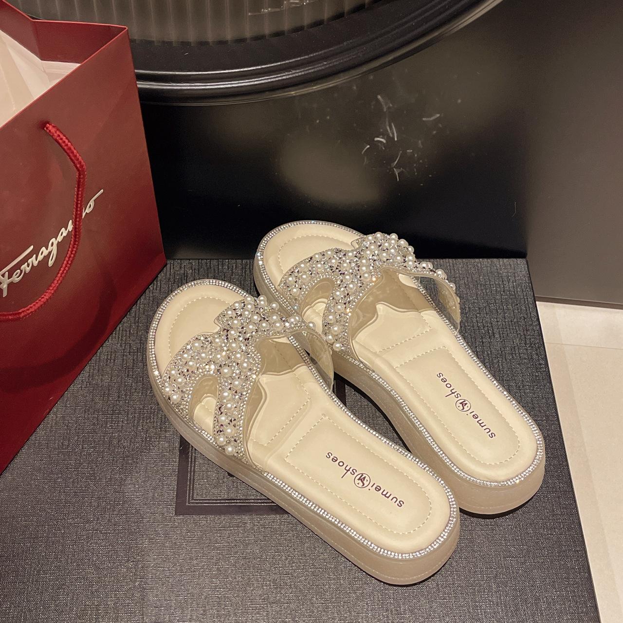 

Beautiful pearl flat-bottomed cool slippers women s summer wear new models with skirts seaside beach one-word sandals 35 бежевый